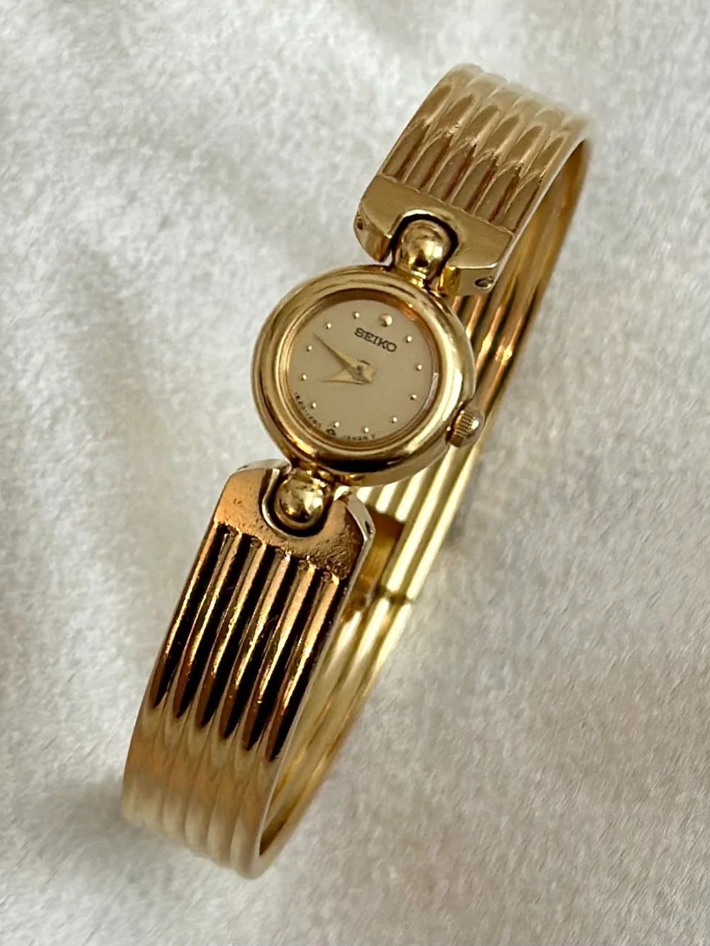 AUTHENTIC RARE VINTAGE SEIKO DAINTY GOLD BANGLE WATCH